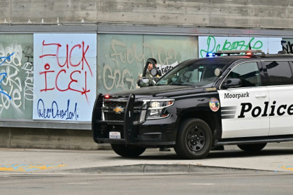 Un véhicule de police stationné à Los Angeles au lendemain de heurts entre les autorités et des manifestants, le 9 juin 2025 - Frederic J. Brown (AFP) Un véhicule de police stationné à Los Angeles au lendemain de heurts entre les autorités et des manifestants, le 9 juin 2025 - Frederic J. Brown (AFP)