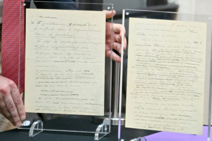 Le manuscrit de "l'Appel du 18 juin" de Charles de Gaulle lors de sa remise officielle par sa famille aux Archives nationales, le 12 juin 2025 à Paris - EMMA DA SILVA (AFP) Le manuscrit de "l'Appel du 18 juin" de Charles de Gaulle lors de sa remise officielle par sa famille aux Archives nationales, le 12 juin 2025 à Paris - EMMA DA SILVA (AFP)