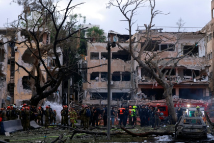Les secours travaillent autour d'immeubles partiellement détruits par un missile iranien à tel-Aviv, le 16 juin 2025 - Menahem Kahana (AFP) Les secours travaillent autour d'immeubles partiellement détruits par un missile iranien à tel-Aviv, le 16 juin 2025 - Menahem Kahana (AFP)