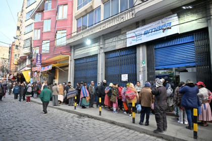 Des habitants font la queue tôt le matin pour acheter des produits dans un supermaché d'Etat, à La Paz, le 11 juin 2025 en Bolivie - AIZAR RALDES (AFP) Des habitants font la queue tôt le matin pour acheter des produits dans un supermaché d'Etat, à La Paz, le 11 juin 2025 en Bolivie - AIZAR RALDES (AFP)