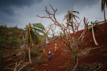 Des femmes passent dans une forêt dévastée par le cyclone Chido pour ramener de l'eau au village de Bouyouni, à Mayotte, le 19 décembre 2024 - DIMITAR DILKOFF (AFP) Des femmes passent dans une forêt dévastée par le cyclone Chido pour ramener de l'eau au village de Bouyouni, à Mayotte, le 19 décembre 2024 - DIMITAR DILKOFF (AFP)