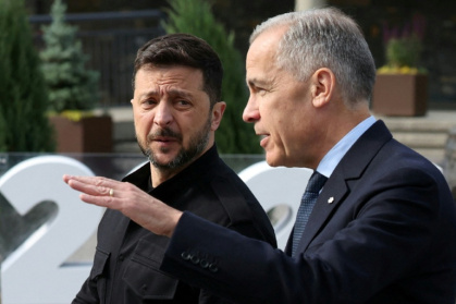 Le président ukrainien Volodymyr Zelensky (à gauche) et le Premier ministre canadien Mark Carney lors du sommet du G7 à Kananaskis le 17 juin 2025 dans les Rocheuses canadiennes - Suzanne Plunkett (AFP) Le président ukrainien Volodymyr Zelensky (à gauche) et le Premier ministre canadien Mark Carney lors du sommet du G7 à Kananaskis le 17 juin 2025 dans les Rocheuses canadiennes - Suzanne Plunkett (AFP)