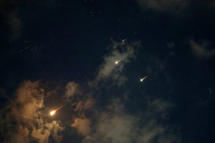 Le ciel de Netanya, sur la côte d'Israël, pendant une attaque de missiles iraniens le 17 juin 2025 - JACK GUEZ (AFP) Le ciel de Netanya, sur la côte d'Israël, pendant une attaque de missiles iraniens le 17 juin 2025 - JACK GUEZ (AFP)
