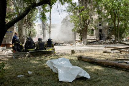 Des secouristes sont assis devant un corps sans vie avec un bâtiment effondré en arrière-plan après une frappe russe à Kramatorsk le 22 juin 2025 - Tetiana DZHAFAROVA (AFP) Des secouristes sont assis devant un corps sans vie avec un bâtiment effondré en arrière-plan après une frappe russe à Kramatorsk le 22 juin 2025 - Tetiana DZHAFAROVA (AFP)