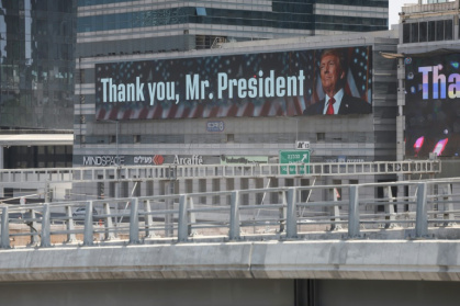 Un portrait du président américain Donald Trump accompagné du message: "Merci M. le président", le 22 juin 2025 à Tel-Aviv - Ahikam SERI, Oren ZIV, Olivier FENIET, Ahmad GHARABLI (AFP) Un portrait du président américain Donald Trump accompagné du message: "Merci M. le président", le 22 juin 2025 à Tel-Aviv - Ahikam SERI, Oren ZIV, Olivier FENIET, Ahmad GHARABLI (AFP)
