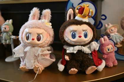 Les personnages Mokoko (g) et Labubu dans une salle d'exposition du parc d'attractions "Pop Land" de Pop Mart à Pékin, le 18 juin 2025 - Pedro PARDO (AFP)