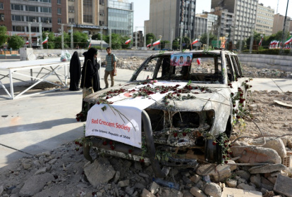 Une ambulance du Croissant Rouge iranien détruite durant un raid israélien exposée à Téhéran, le 23 juin 2025 - ATTA KENARE (AFP) Une ambulance du Croissant Rouge iranien détruite durant un raid israélien exposée à Téhéran, le 23 juin 2025 - ATTA KENARE (AFP)