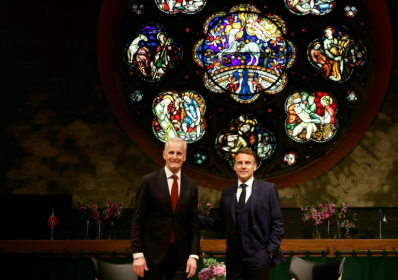 Le président français Emmanuel Macron (g) et le Premier ministre norvégien Jonas Gahr Støre lors d'une rencontre à la forteresse d'Akershus, à Oslo, le 23 juin 2025 en Norvège - Odd ANDERSEN (AFP) Le président français Emmanuel Macron (g) et le Premier ministre norvégien Jonas Gahr Støre lors d'une rencontre à la forteresse d'Akershus, à Oslo, le 23 juin 2025 en Norvège - Odd ANDERSEN (AFP)