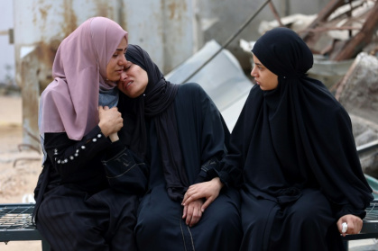 Des Palestiniennes la mort d'un proche tué près d'un centre de distribution d'aide dans la bande de Gaza, le 24 juin 2025 - Omar AL-QATTAA (AFP)