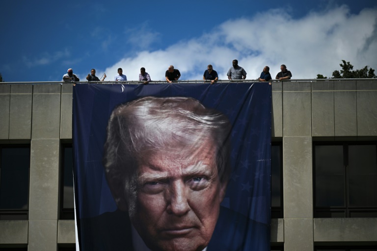 Trump grave son pouvoir dans le marbre, l'or et l'ostentation