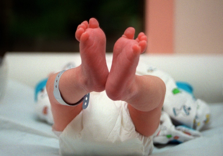 Toujours moins de bébés en France à mi-2025