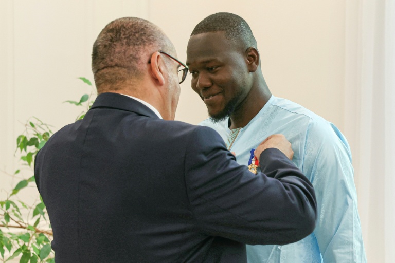 Fousseynou Cissé, qui a sauvé six personnes d'un incendie à Paris, invité au défilé du 14 juillet