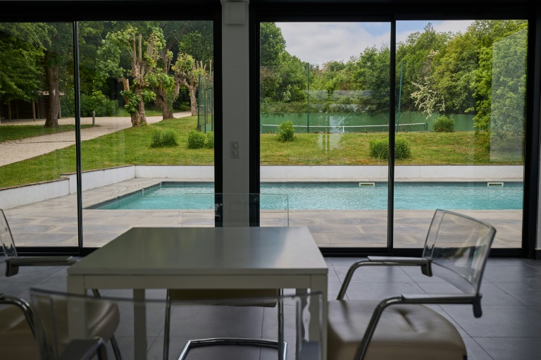 La "villa en dehors de Paris" de Karl Lagerfeld vendue aux enchères notariales