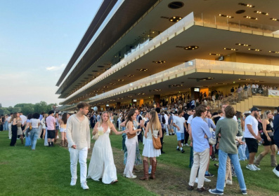 Des jeunes assistent à un événement JeuXdi à l'hippodrome de Longchamp, le 12 juin 2025 à Paris - Sébastien DUVAL (AFP) Des jeunes assistent à un événement JeuXdi à l'hippodrome de Longchamp, le 12 juin 2025 à Paris - Sébastien DUVAL (AFP)