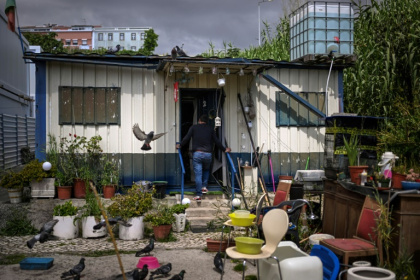 Carlos, jardinier municipal, entre dans le container où il vit depuis cinq ans, le 5 mai 2025 à Lisbonne, au Portugal - PATRICIA DE MELO MOREIRA (AFP) Carlos, jardinier municipal, entre dans le container où il vit depuis cinq ans, le 5 mai 2025 à Lisbonne, au Portugal - PATRICIA DE MELO MOREIRA (AFP)