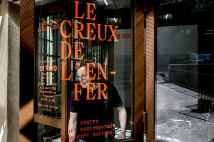 Un travailleur sort du bâtiment du Creux de l'enfer, une ancienne usine transformée en centre d'art contemporain, quelques jours avant son inauguration à Thiers, dans le Puy-de-Dôme, le 25 juin 2025 - JEFF PACHOUD (AFP) Un travailleur sort du bâtiment du Creux de l'enfer, une ancienne usine transformée en centre d'art contemporain, quelques jours avant son inauguration à Thiers, dans le Puy-de-Dôme, le 25 juin 2025 - JEFF PACHOUD (AFP)