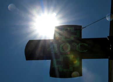 Un thermomètre de pharmacie affiche 40°C, à Lille, le 27 juillet 2018 - Philippe LOPEZ (AFP)