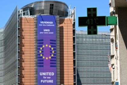 Un thermomètre de pharmacie affiche 41°C, avec en arrière-plan le siège de la Commission européenne, à Bruxelles, le 23 juin 2025 - Nicolas TUCAT (AFP) Un thermomètre de pharmacie affiche 41°C, avec en arrière-plan le siège de la Commission européenne, à Bruxelles, le 23 juin 2025 - Nicolas TUCAT (AFP)