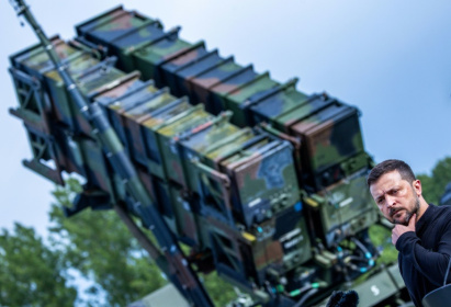 Le président ukrainien Volodymyr Zelensky devant une batterie de missiles antimissiles américaine Patriot, le 11 juin 2024 dans un camp d'entraînement militaire de la région du Mecklembourg-Poméranie-Occidentale, en Allemagne - Jens Büttner (AFP) Le président ukrainien Volodymyr Zelensky devant une batterie de missiles antimissiles américaine Patriot, le 11 juin 2024 dans un camp d'entraînement militaire de la région du Mecklembourg-Poméranie-Occidentale, en Allemagne - Jens Büttner (AFP)