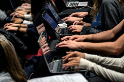 Des étudiants de l'Université catholique de Lyon utilisent des ordinateurs pendant lerus cours, le 18 septembre 2015 - JEFF PACHOUD (AFP)