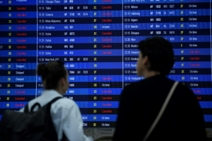 Des voyageurs regardent le panneau des départs du terminal 2 de l'aéroport Roissy-Charles de Gaulle, dans la banlieue nord-est de Paris, le 16 septembre 2022 - JULIEN DE ROSA (AFP) Des voyageurs regardent le panneau des départs du terminal 2 de l'aéroport Roissy-Charles de Gaulle, dans la banlieue nord-est de Paris, le 16 septembre 2022 - JULIEN DE ROSA (AFP)