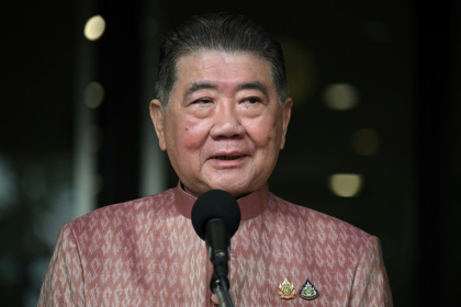 Phumtham Wechayachai, vice-Premier ministre et ministre de la Défense thaïlandais, s'adresse aux médias avant une réunion du cabinet au siège du gouvernement à Bangkok, le 1er juillet 2025 - Lillian SUWANRUMPHA (AFP) Phumtham Wechayachai, vice-Premier ministre et ministre de la Défense thaïlandais, s'adresse aux médias avant une réunion du cabinet au siège du gouvernement à Bangkok, le 1er juillet 2025 - Lillian SUWANRUMPHA (AFP)