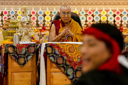 Le Dalaï Lama pendant une cérémonie de prières dans le principal temple tibétain de McLeod Ganj, en Inde, le 30 juin 2025 - Sanjay BAID (AFP) Le Dalaï Lama pendant une cérémonie de prières dans le principal temple tibétain de McLeod Ganj, en Inde, le 30 juin 2025 - Sanjay BAID (AFP)