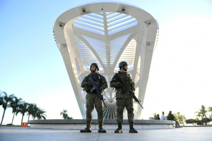 Des membres de la marine brésilienne patrouillent dans le centre ville de Rio de Janeiro, où se tiendra le sommet des Brics 2025, le 5 juillet 2025 - Daniel RAMALHO (AFP)