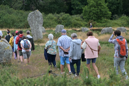 Des visiteurs sur le site des Mégalithes de Carnac, le 27 juin 2025 dans le Morbihan - Damien MEYER (AFP)