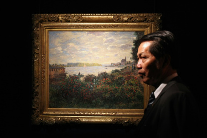 Le tableau "La Seine à Argenteuil" de Claude Monet exposé à Hong Kong, le 25 novembre 2010, dans le cadre d'une vente aux enchères de Sotheby's - Ed Jones (AFP) Le tableau "La Seine à Argenteuil" de Claude Monet exposé à Hong Kong, le 25 novembre 2010, dans le cadre d'une vente aux enchères de Sotheby's - Ed Jones (AFP)