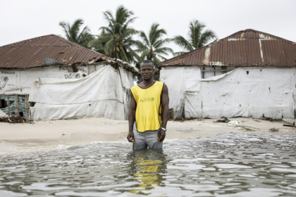 Le pêcheur Hassan Kargbo devant des cabanes de l'île de Nyangai, au large de la Sierra Leone, le 30 avril 2025 - PATRICK MEINHARDT (AFP) Le pêcheur Hassan Kargbo devant des cabanes de l'île de Nyangai, au large de la Sierra Leone, le 30 avril 2025 - PATRICK MEINHARDT (AFP)