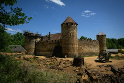 Le chantier de construction du château de Guédelon, un château médiéval construit uniquement selon les méthodes du XIIIe siècle, à Treigny, le 23 juin 2025 dans l'Yonne - ARNAUD FINISTRE (AFP) Le chantier de construction du château de Guédelon, un château médiéval construit uniquement selon les méthodes du XIIIe siècle, à Treigny, le 23 juin 2025 dans l'Yonne - ARNAUD FINISTRE (AFP)