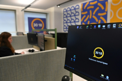 Le centre d'appel de l'association e-Enfance qui gère le numéro vert "30 18" pour protéger les mineurs des contenus sensibles sur Internet et les victimes de cyberharcèlement, le 8 février 2023 à Paris - Alain JOCARD (AFP) Le centre d'appel de l'association e-Enfance qui gère le numéro vert "30 18" pour protéger les mineurs des contenus sensibles sur Internet et les victimes de cyberharcèlement, le 8 février 2023 à Paris - Alain JOCARD (AFP)