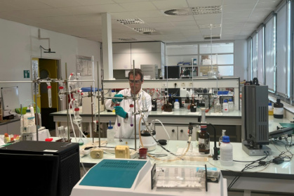 Un ingénieur effectue des tests sur des vins et spiritueux pour en vérifier l'authenticité et la conformité aux réglementations dans un laboratoire de la DGCCRF, le 3 juillet 2025 à Pessac, en Gironde - Paul CASSEDANNE (AFP) Un ingénieur effectue des tests sur des vins et spiritueux pour en vérifier l'authenticité et la conformité aux réglementations dans un laboratoire de la DGCCRF, le 3 juillet 2025 à Pessac, en Gironde - Paul CASSEDANNE (AFP)