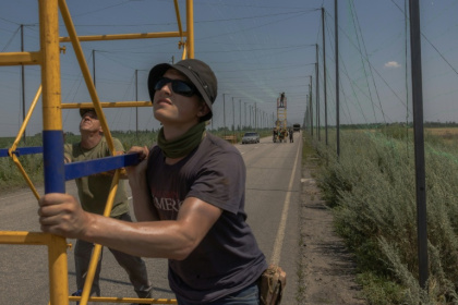 Des militaires ukrainiens installent des filets anti-drone dans la région de Donetsk le 8 juillet 2025. - Roman PILIPEY (AFP) Des militaires ukrainiens installent des filets anti-drone dans la région de Donetsk le 8 juillet 2025. - Roman PILIPEY (AFP)
