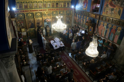 Des chrétiens palestiniens en deuil assistent à la cérémonie funéraire de deux des leurs tués après une frappe israélienne qui a touché l'église de la Sainte-Famille à Gaza-ville, le 17 juillet 2025 - Omar AL-QATTAA (AFP)