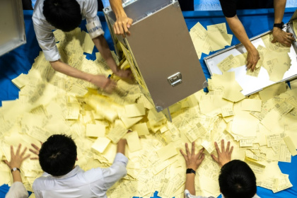 Opération de dépouillement à Tokyo, le 20 juillet 2025 - Philip FONG (AFP)
