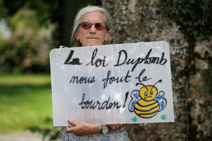 Une opposante à la loi Duplomb, membre de la Confédération paysanne, à Saint-Michel dans le Gers, le 5 juin 2025 - Valentine CHAPUIS (AFP)