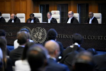 Le président de la Cour de justice internationale Yuji Iwasawa (C) présente la premier avis consultatif de l'institution sur les obligations légales des pays face au changement climatique, le 25 juillet 2025 à La Haye - JOHN THYS (AFP) Le président de la Cour de justice internationale Yuji Iwasawa (C) présente la premier avis consultatif de l'institution sur les obligations légales des pays face au changement climatique, le 25 juillet 2025 à La Haye - JOHN THYS (AFP)