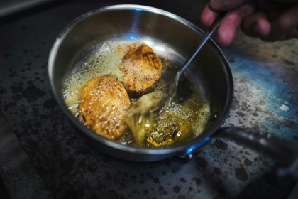 Une cinquantaine de chefs français ont lancé vendredi un appel au gouvernement pour que la gastronomie française soit reconnue comme exception culturelle, craignant à terme la fermeture de nombreuses tables - OLIVIER CHASSIGNOLE (AFP)