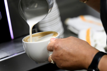 Une employée prépare un latte dans le restaurant The Hamilton à Washington, aux Etats-Unis, le 2 juillet 2025 - Drew ANGERER (AFP)