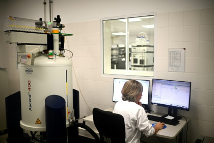 Une technicienne travaille dans le laboratoire d'analyses de l'entreprise Famille Michaud Apiculteurs, le 12 juin 2025 à Gan, dans les Pyrénées-Atlantiques - Christophe ARCHAMBAULT (AFP)