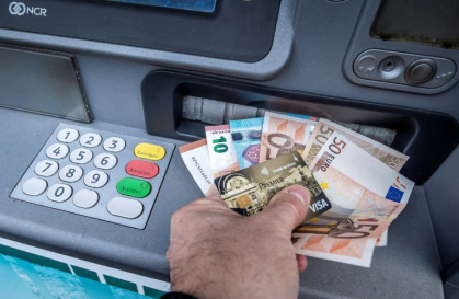 1.500 distributeurs automatiques de billets ont été supprimés en 2024, selon la Banque de France - PHILIPPE HUGUEN (AFP)