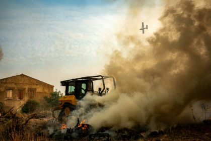 Un Canadair de la Sécurité civile survole un incendie dans le département de l'Aude, près de Ribaute et de Saint-Laurent-de-la-Cabrerisse, sur une photo prise le 6 août et diffusée le 7 août 2025 par la Sécurité civile - Handout (AFP) Un Canadair de la Sécurité civile survole un incendie dans le département de l'Aude, près de Ribaute et de Saint-Laurent-de-la-Cabrerisse, sur une photo prise le 6 août et diffusée le 7 août 2025 par la Sécurité civile - Handout (AFP)