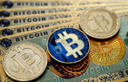 Un nombre croissant d'entreprises misent sur le bitcoin pour diversifier leurs réserves, contrer l'inflation ou attirer les investisseurs, une stratégie à fort potentiel mais à haut risque - Ozan KOSE (AFP)