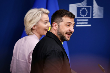 Le président ukrainien Volodymyr Zelensky et la présidente de la Commission européenne Ursula von der Leyen à Bruxelles, le 17 août 2025 - Simon Wohlfahrt (AFP) Le président ukrainien Volodymyr Zelensky et la présidente de la Commission européenne Ursula von der Leyen à Bruxelles, le 17 août 2025 - Simon Wohlfahrt (AFP)