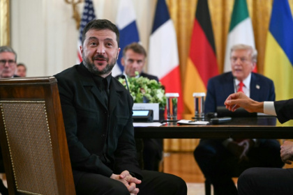 Le président ukrainien Volodymyr Zelensky s'exprime à la Maison Blanche, sous les yeux des présidents français Emmanuel Macron et américain Donald Trump, le 18 août 2025 - ANDREW CABALLERO-REYNOLDS (AFP) Le président ukrainien Volodymyr Zelensky s'exprime à la Maison Blanche, sous les yeux des présidents français Emmanuel Macron et américain Donald Trump, le 18 août 2025 - ANDREW CABALLERO-REYNOLDS (AFP)