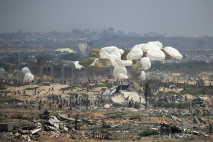 Des palettes d'aide humanitaire sont larguées par un avion militaire au-dessus de Nousseirat, dans le centre de la bande de Gaza, le 18 août 2025 - Eyad BABA (AFP) Des palettes d'aide humanitaire sont larguées par un avion militaire au-dessus de Nousseirat, dans le centre de la bande de Gaza, le 18 août 2025 - Eyad BABA (AFP)