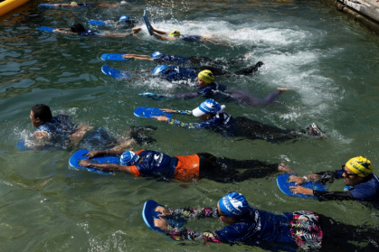 Des mères des quartiers Nord de Marseille participent à un cours de natation dispensé par l'association "Le Grand Bleu" dans une piscine d'eau de mer près du port de l'Estaque, le 11 août 2025 - Miguel MEDINA (AFP) Des mères des quartiers Nord de Marseille participent à un cours de natation dispensé par l'association "Le Grand Bleu" dans une piscine d'eau de mer près du port de l'Estaque, le 11 août 2025 - Miguel MEDINA (AFP)