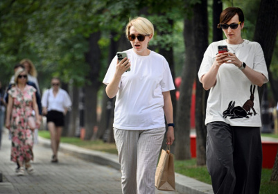 Des femmes utilisent leurs smartphones dans un parc à Moscou, le 30 juillet 2025 - Alexander NEMENOV (AFP) Des femmes utilisent leurs smartphones dans un parc à Moscou, le 30 juillet 2025 - Alexander NEMENOV (AFP)